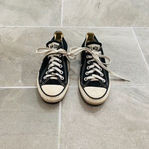 black all converse! barely worn!